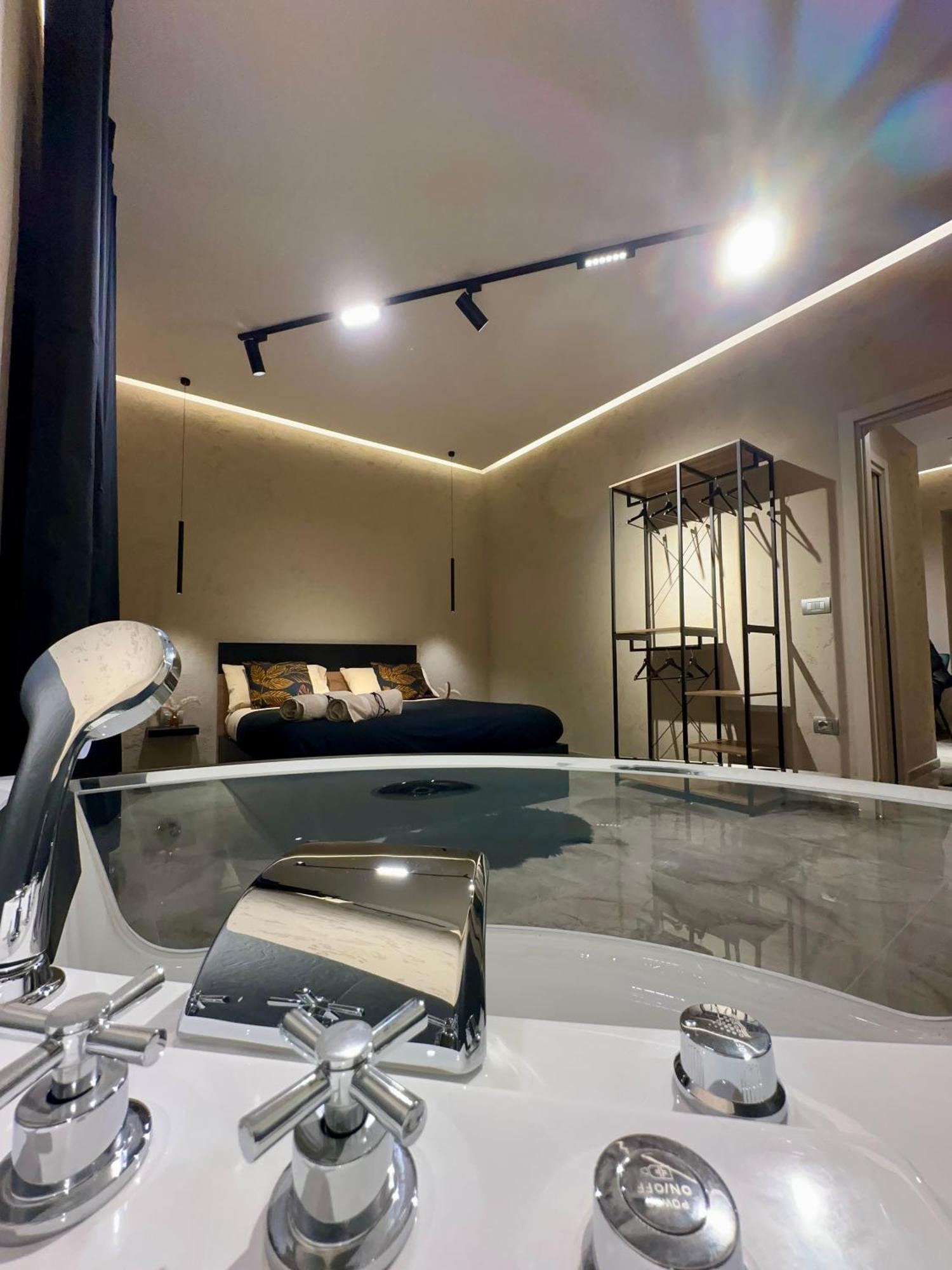 נאפולי Falco Boutique Home With Jacuzzi מראה חיצוני תמונה