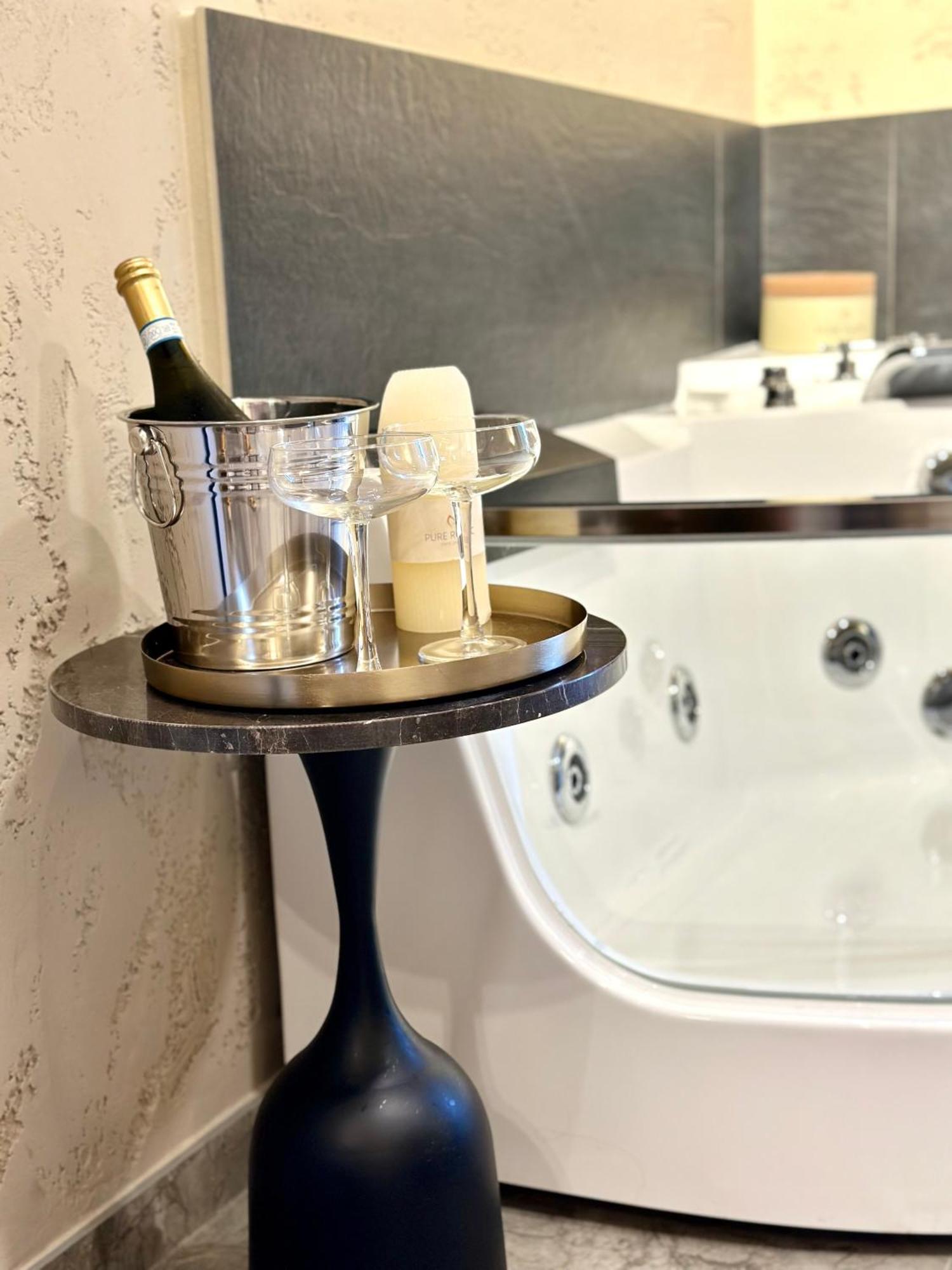 נאפולי Falco Boutique Home With Jacuzzi מראה חיצוני תמונה