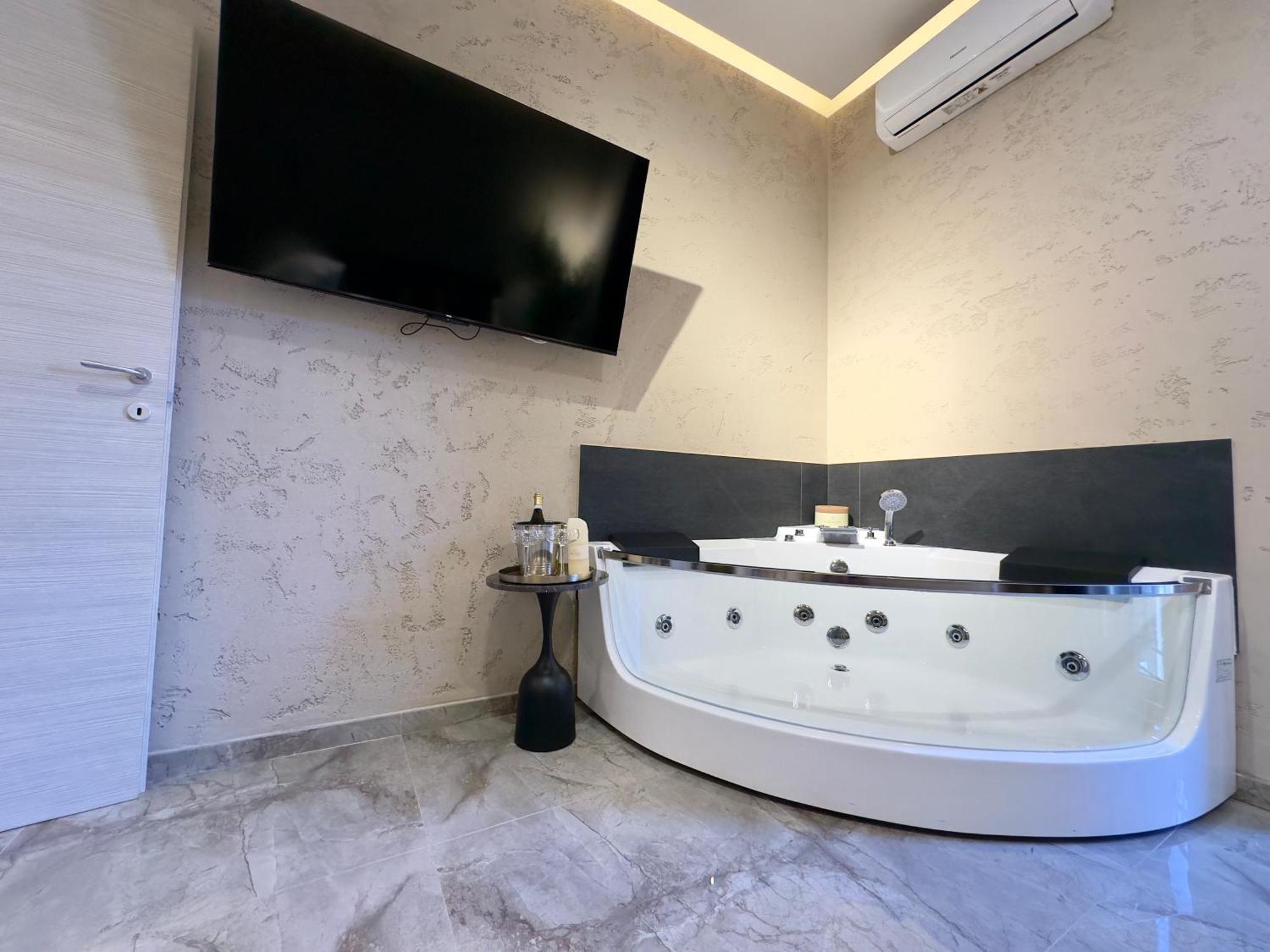 נאפולי Falco Boutique Home With Jacuzzi מראה חיצוני תמונה